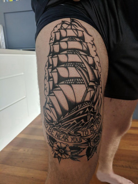 点击大图看下一张：小帆船纹身  男生大腿上黑色的小帆船纹身图片
