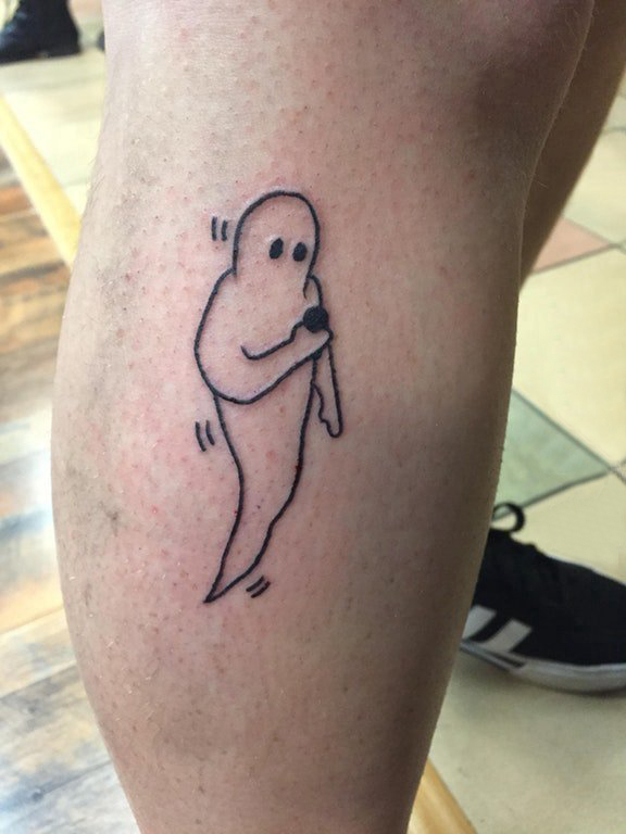 点击大图看下一张：小纹身简笔画 男生小腿上黑色的幽灵纹身图片