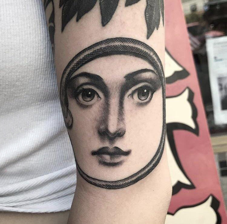 点击大图看下一张：简易纹身素描   女生手臂上黑灰的人物肖像纹身图片