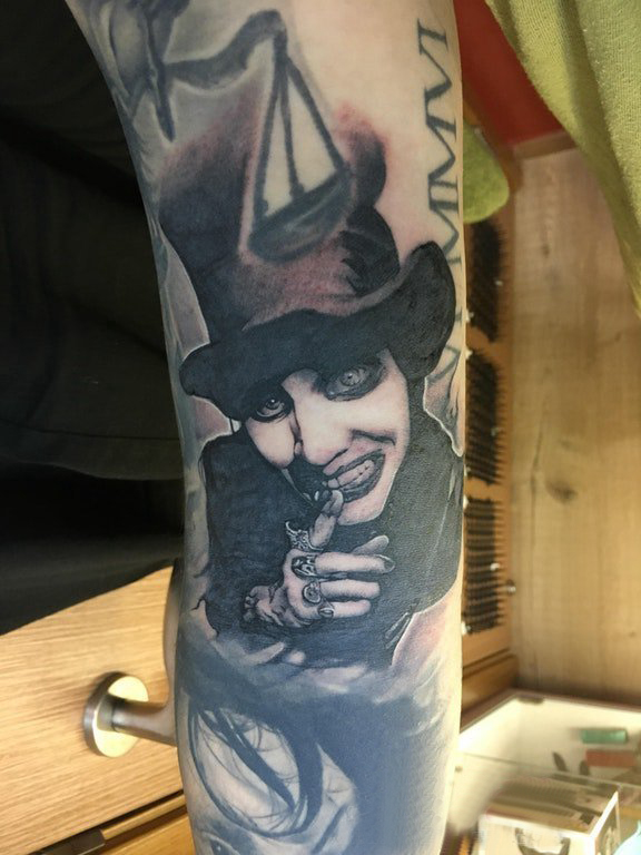 点击大图看下一张：小丑纹身  女生手臂上素描的小丑纹身图片