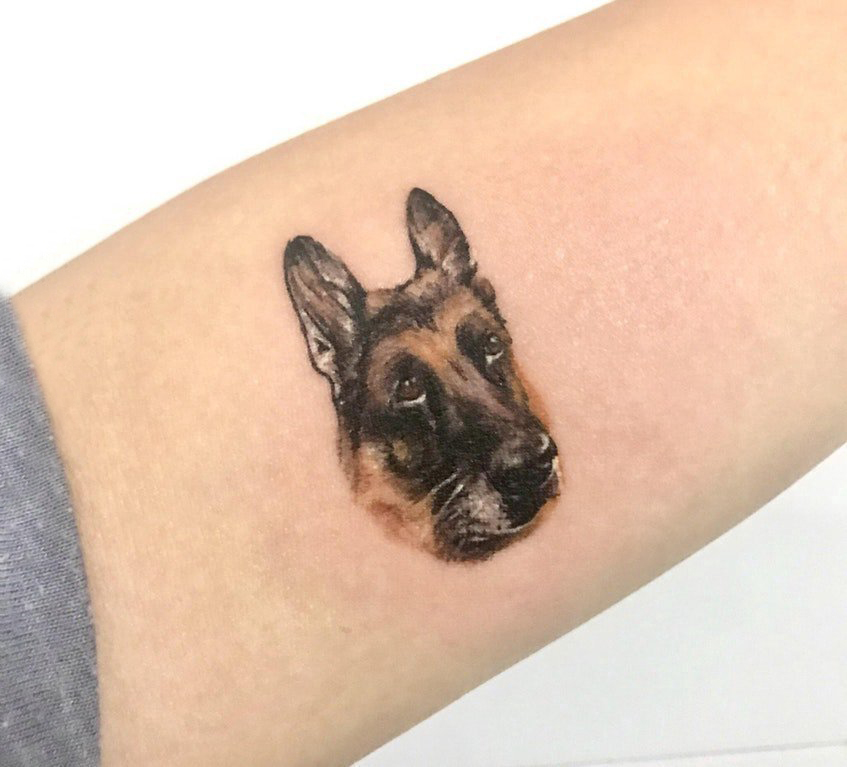 点击大图看下一张：小狗纹身图片  女生小臂上可爱的小狗纹身图片