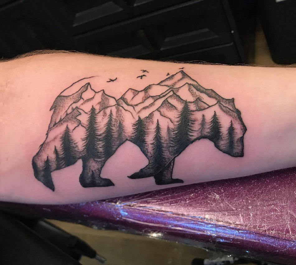 点击大图看下一张：手臂纹身素材 男生手臂上山脉和熊纹身图片