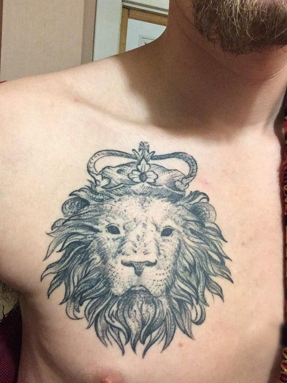 点击大图看下一张：纹身胸部男 男生胸部黑灰的狮子头纹身图片