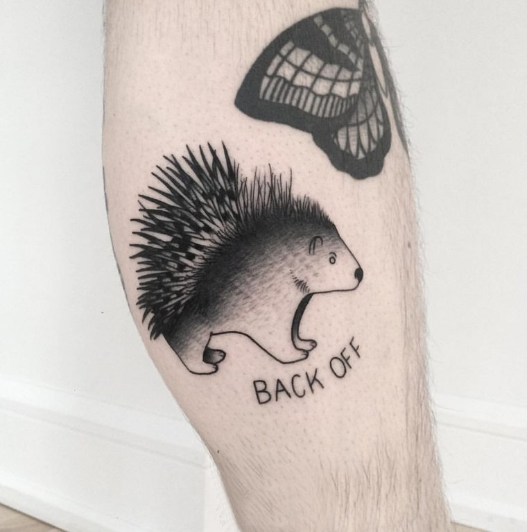 点击大图看下一张：刺猬纹身图案 男生小腿上英文和刺猬纹身图片