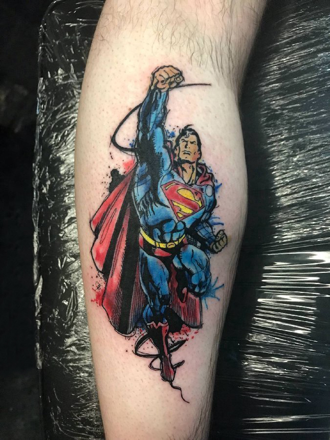 点击大图看下一张：个性超人纹身 男生小腿上彩色的超人纹身图片