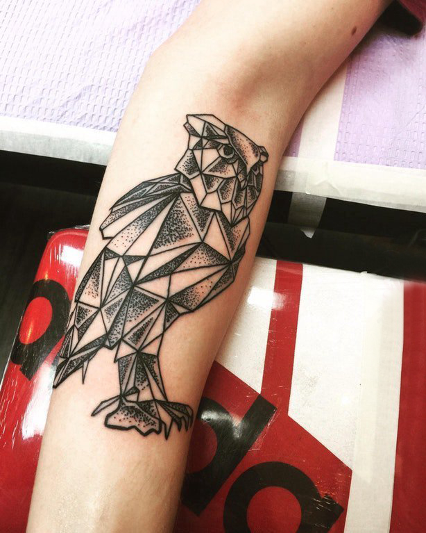 点击大图看下一张：几何动物纹身 女生手臂上黑色的猫头鹰纹身图片