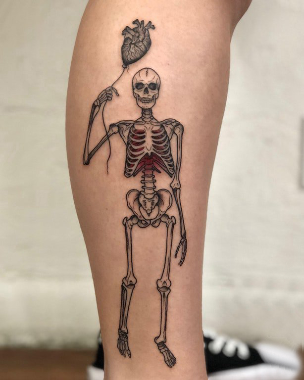 点击大图看下一张：欧美小腿纹身 女生小腿上心脏和骷髅纹身图片