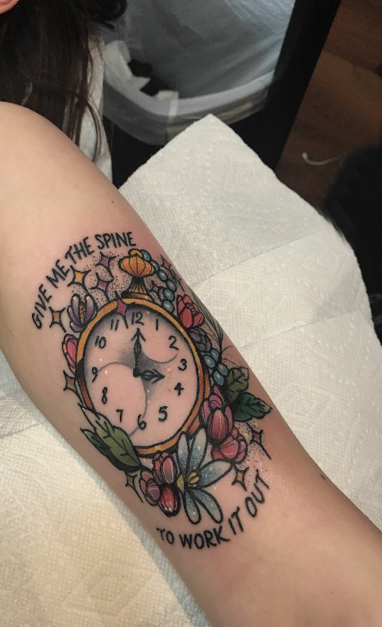 点击大图看下一张：时钟纹身 女生手臂上花朵和时钟纹身图片