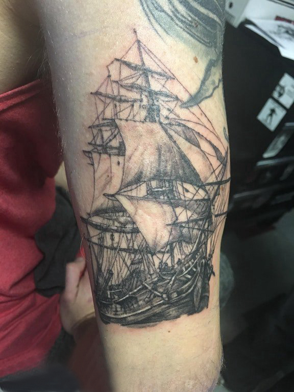 点击大图看下一张：纹身小帆船 男生大臂上黑色的帆船纹身图片