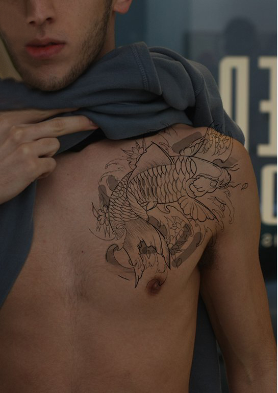 点击大图看下一张：纹身胸部男 男生胸部黑色的鲤鱼纹身图片