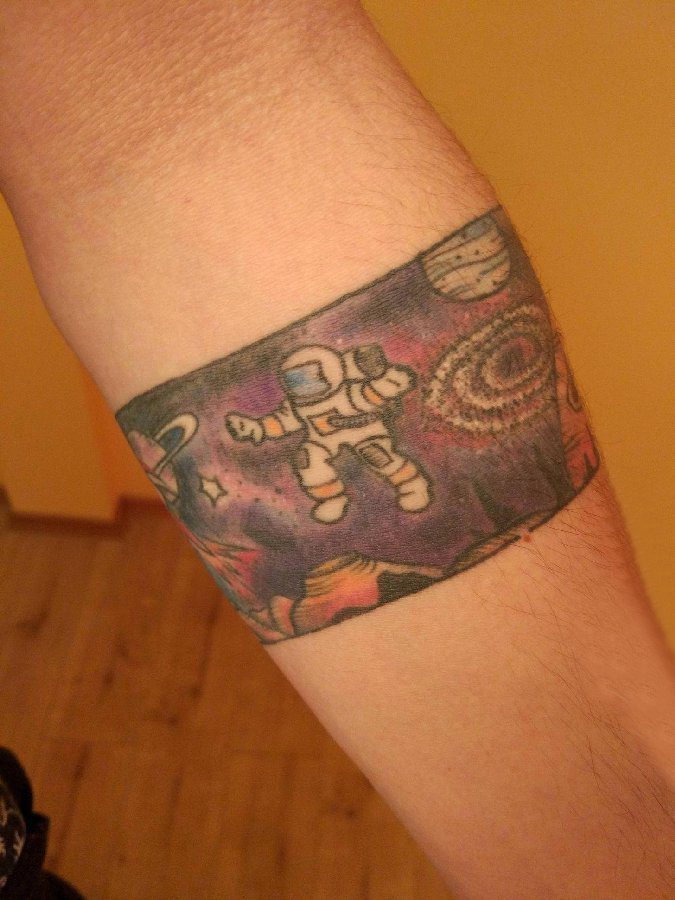 点击大图看下一张：宇航员纹身图案 男生手臂上彩色的宇航员臂环纹身图片