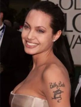 点击大图看下一张：安吉丽娜朱莉的纹身  安吉丽娜朱莉手臂上黑色的英文纹身图片