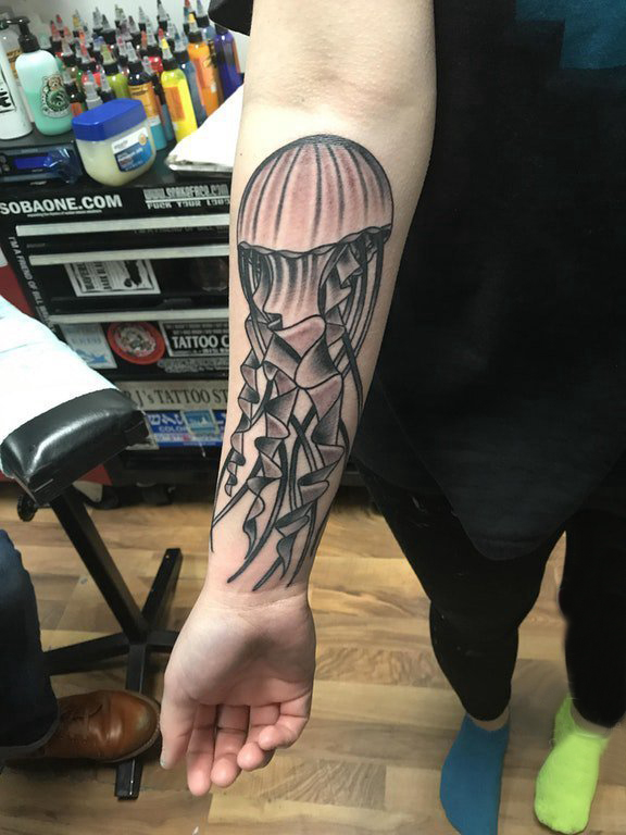 点击大图看下一张：水母纹身图案  女生手臂上黑灰的水母纹身图片