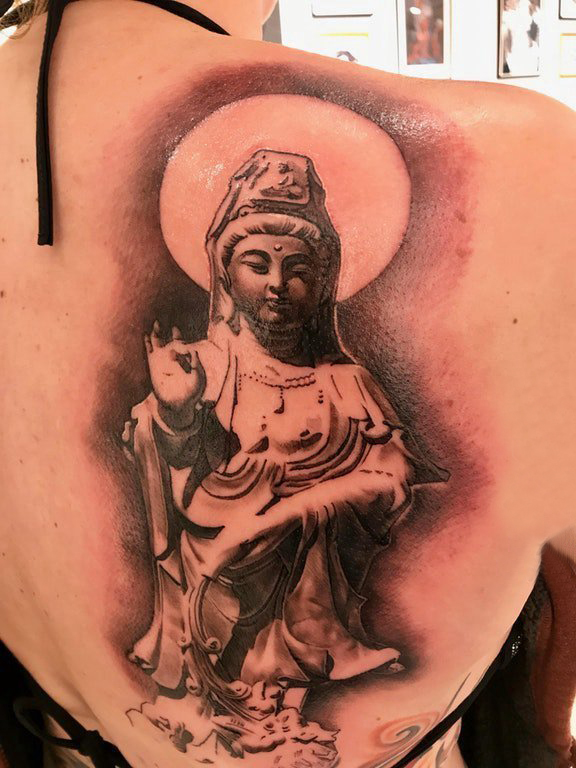 点击大图看下一张：纹身观音菩萨  女生后背上黑灰的观音菩萨纹身图片