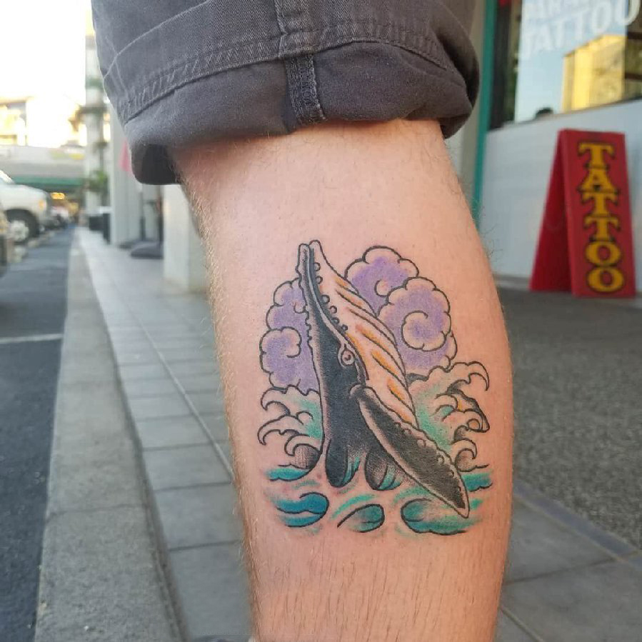 点击大图看下一张：纹身鲸鱼 男生小腿上鲸鱼和浪花纹身图片