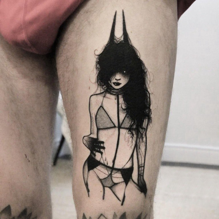 点击大图看下一张：纹身模特  男生大腿上黑灰的模特纹身图片