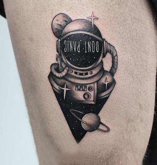 点击大图看下一张：宇航员纹身图案  男生小腿上黑灰的宇航员纹身图片