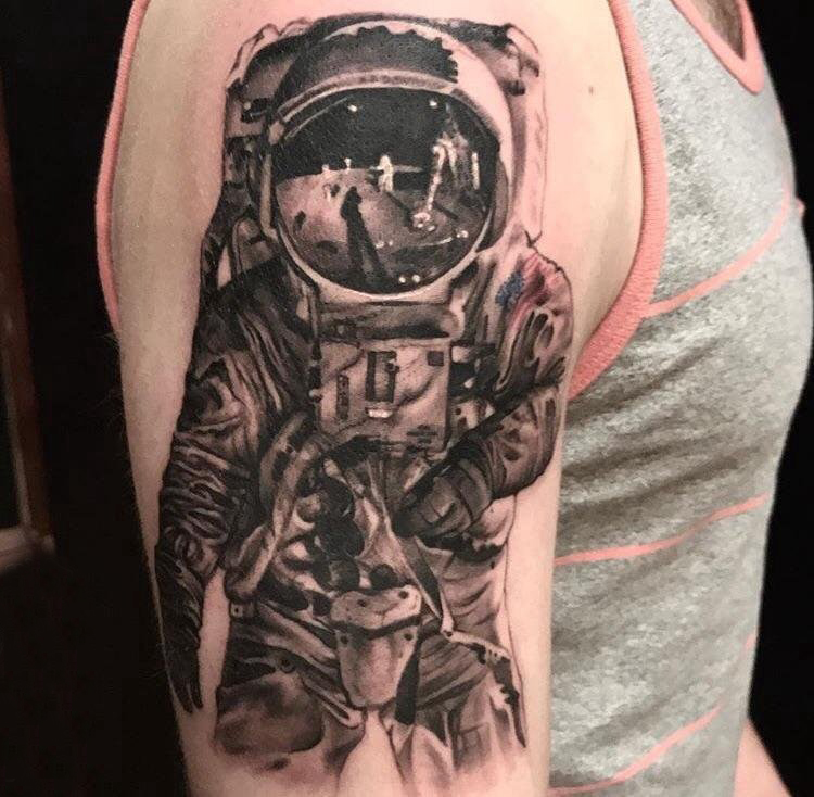 点击大图看下一张：宇航员纹身图案 男生大臂上素描的宇航员纹身图片