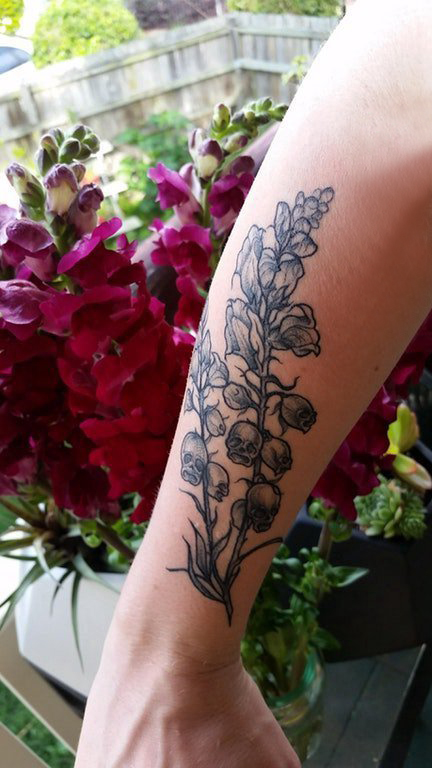 点击大图看下一张：植物纹身  女生手臂上唯美的植物纹身图片