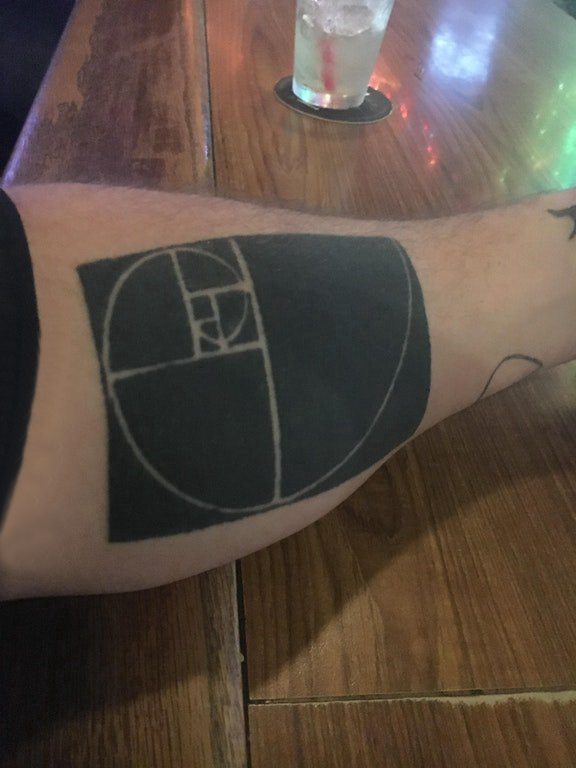 点击大图看下一张：创意纹身男  男生手臂上黑色的几何纹身图片