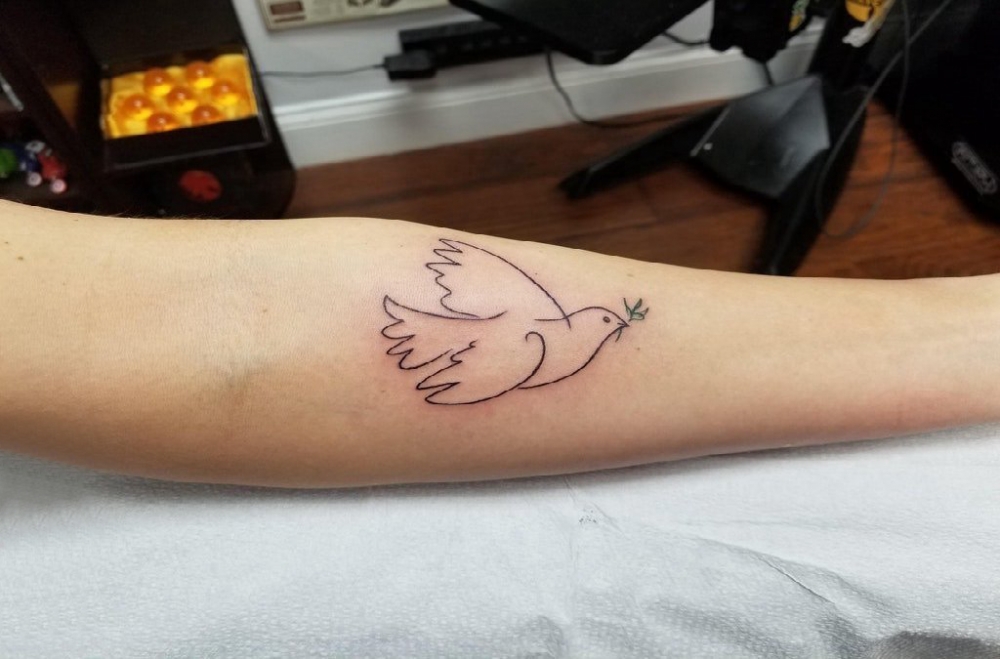 点击大图看下一张：鸽子纹身  女生手臂上极简的鸽子纹身图片
