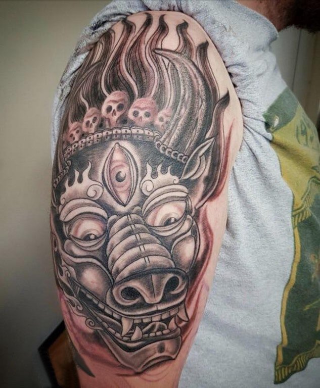 点击大图看下一张：公牛头纹身  男生大臂上恐怖的公牛头纹身图片