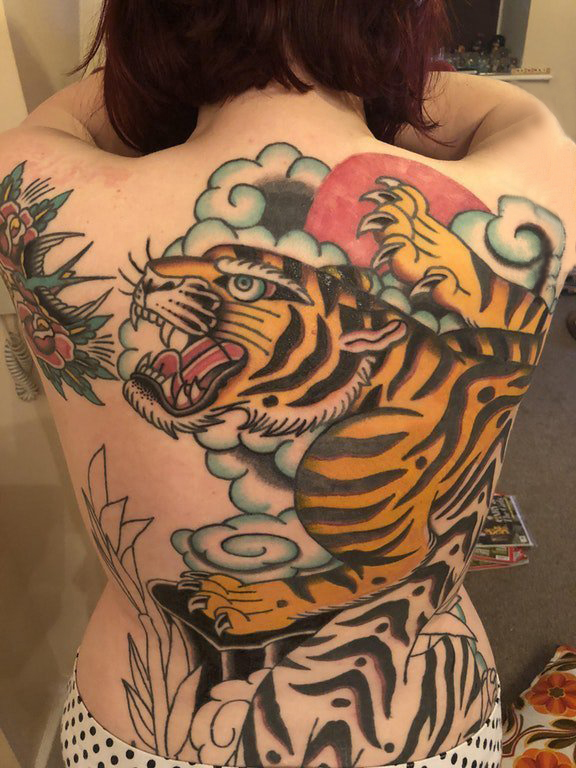 点击大图看下一张：花朵和老虎纹身图案  女生后背上花朵和老虎纹身图片