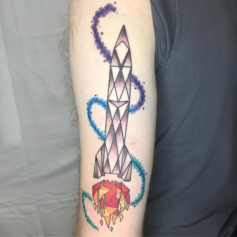 点击大图看下一张：火箭纹身图  女生手臂上几何和火箭纹身图片