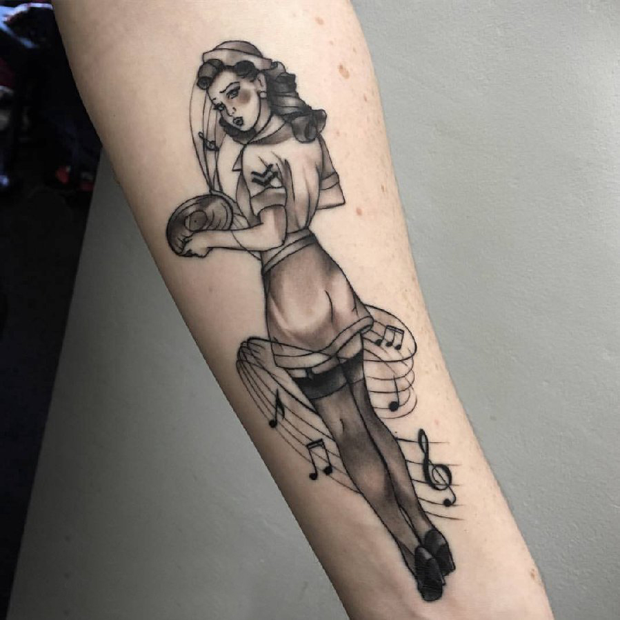 点击大图看下一张：女孩人物纹身图案  女生手臂上黑灰的女孩人物纹身图片