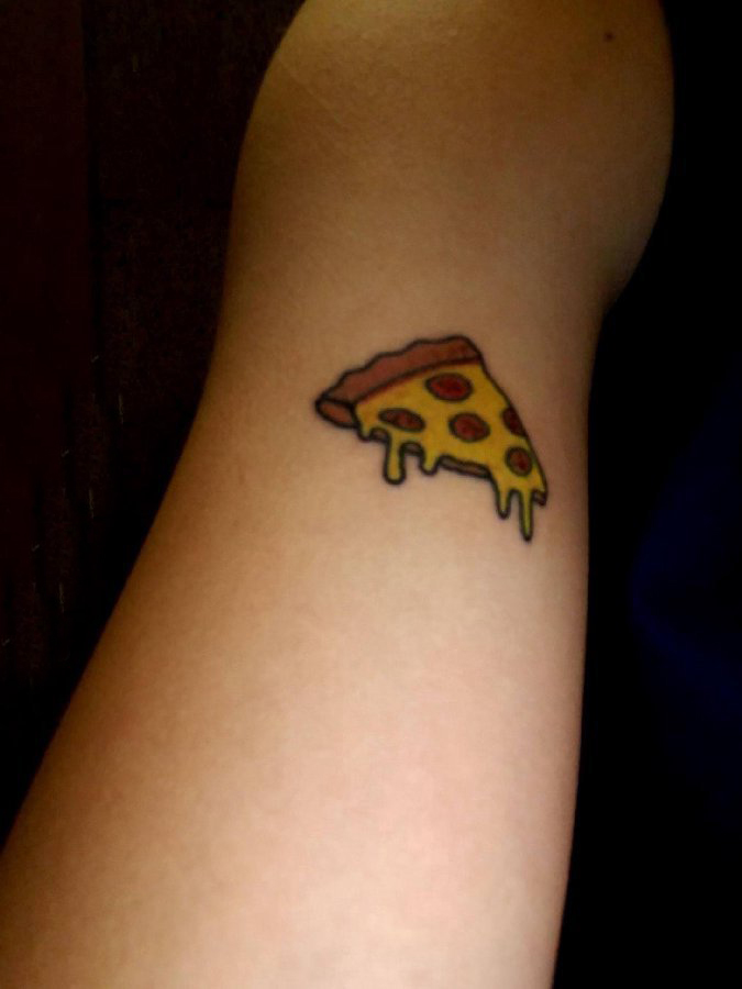 点击大图看下一张：披萨纹身图案  女生大臂上彩绘的披萨纹身图片