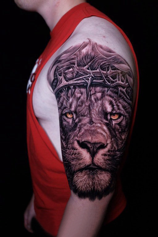 点击大图看下一张：狮子王纹身   男生手臂上素描的狮子王纹身图片