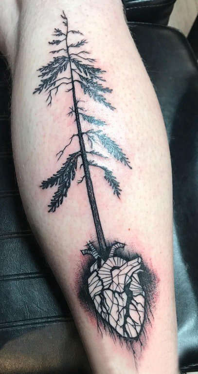 点击大图看下一张：松树纹身 男生小腿上松树和心脏纹身图片