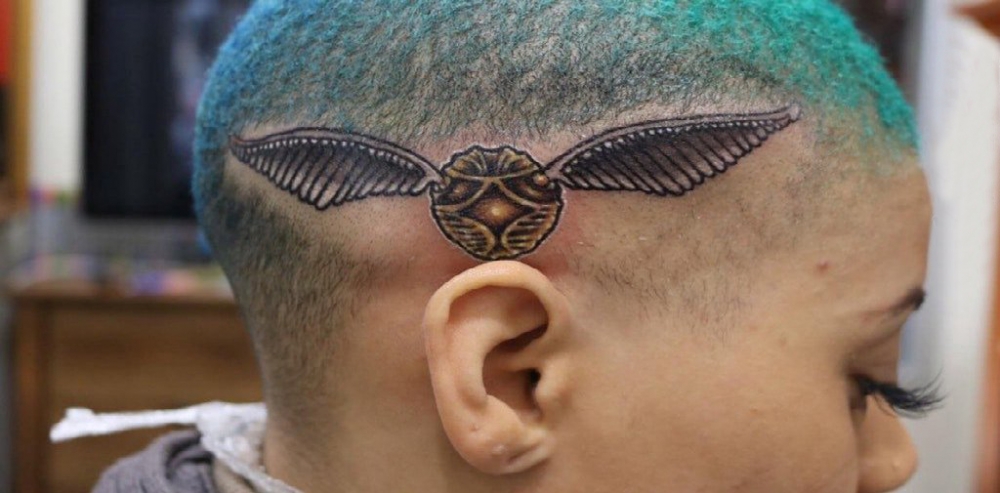 点击大图看下一张：头上纹身图片  女生头上黑灰的昆虫纹身图片