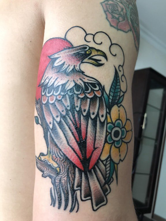 点击大图看下一张：纹身老鹰图片  女生手臂上老鹰和花朵纹身图片