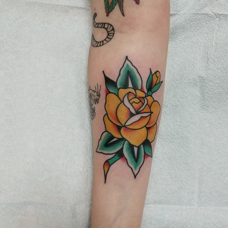 点击大图看下一张：纹身图案花朵  女生手臂上彩绘的清新纹身图片
