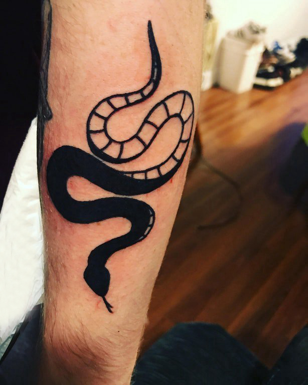 点击大图看下一张：纹身小臂花纹  男生手臂上黑色的蛇纹身图片