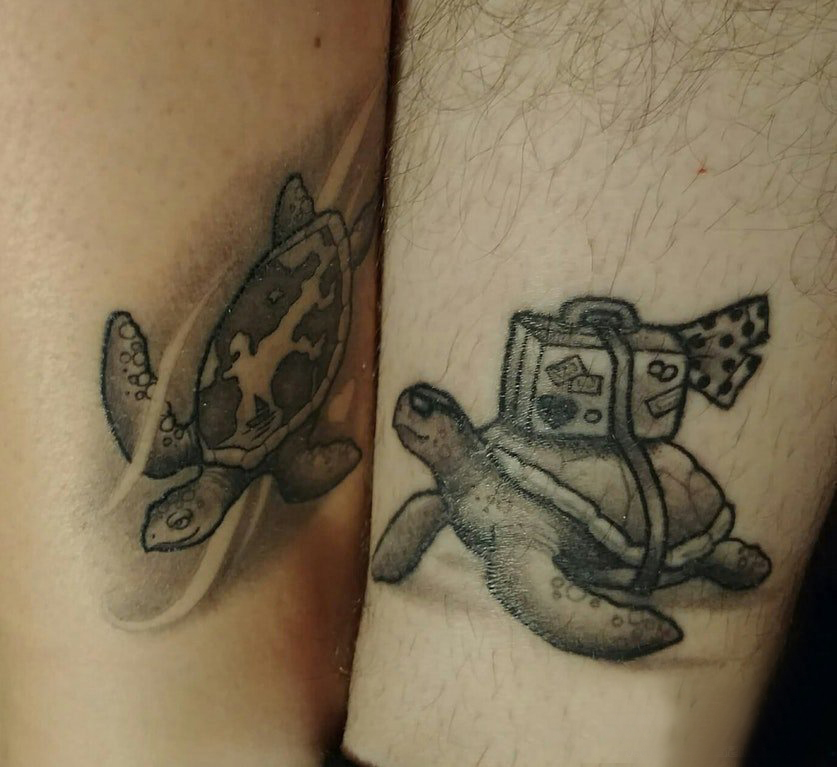 点击大图看下一张：乌龟纹身图案  男生小腿上黑灰的乌龟纹身图片