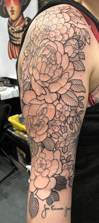 点击大图看下一张：植物纹身  女生手臂上黑灰的花朵纹身图片