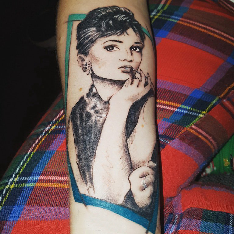 点击大图看下一张：奥黛丽赫本纹身  女生手臂上素描的奥黛丽赫本纹身图片