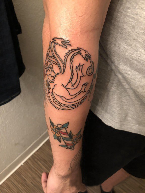 点击大图看下一张：飞龙纹身图  男生手臂上黑色的飞龙纹身图片