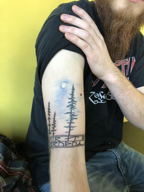 点击大图看下一张：风景纹身  男生手臂上彩绘树和月亮纹身图片