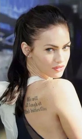 点击大图看下一张：国际纹身明星  Megan Fox后背上黑色的英文纹身图片