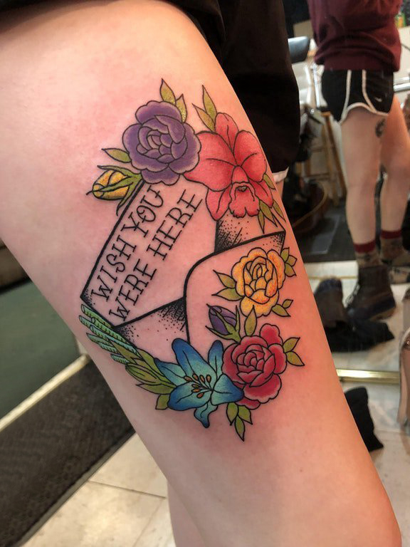 点击大图看下一张：花朵和英文纹身图案  女生大腿上花朵和英文纹身图片