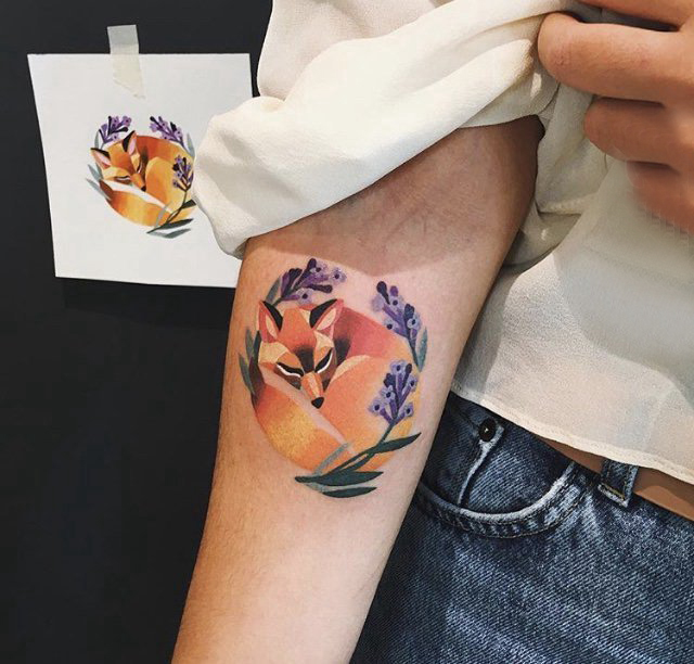 点击大图看下一张：九尾狐狸纹身图片  女生手臂上彩绘的狐狸纹身图片