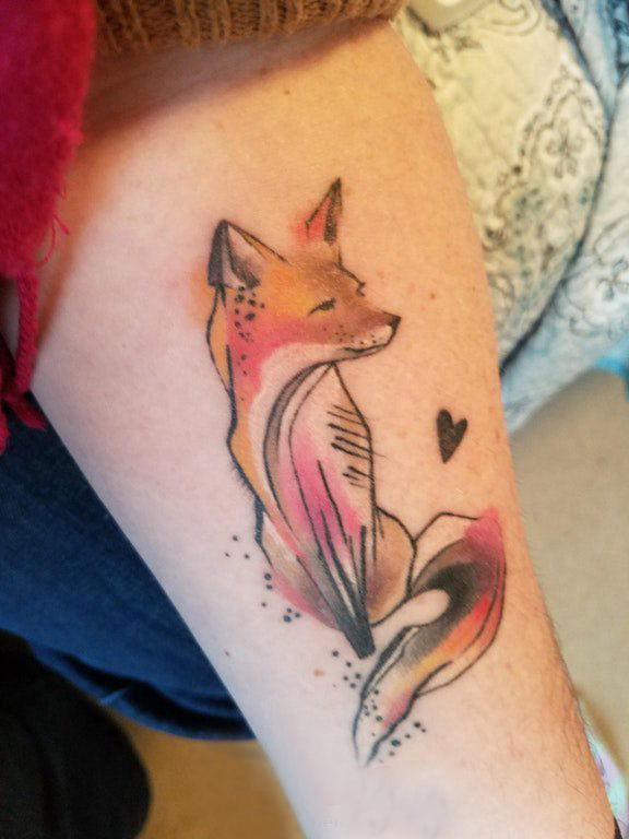 点击大图看下一张：九尾狐狸纹身图片  女生手臂上彩绘的九尾狐狸纹身图片