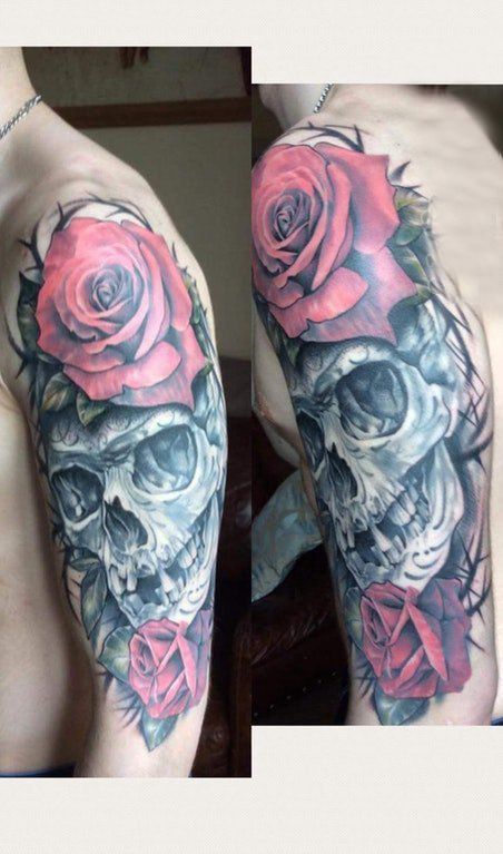 点击大图看下一张：骷髅和花朵纹身图案  男生大臂上骷髅和花卉纹身图片