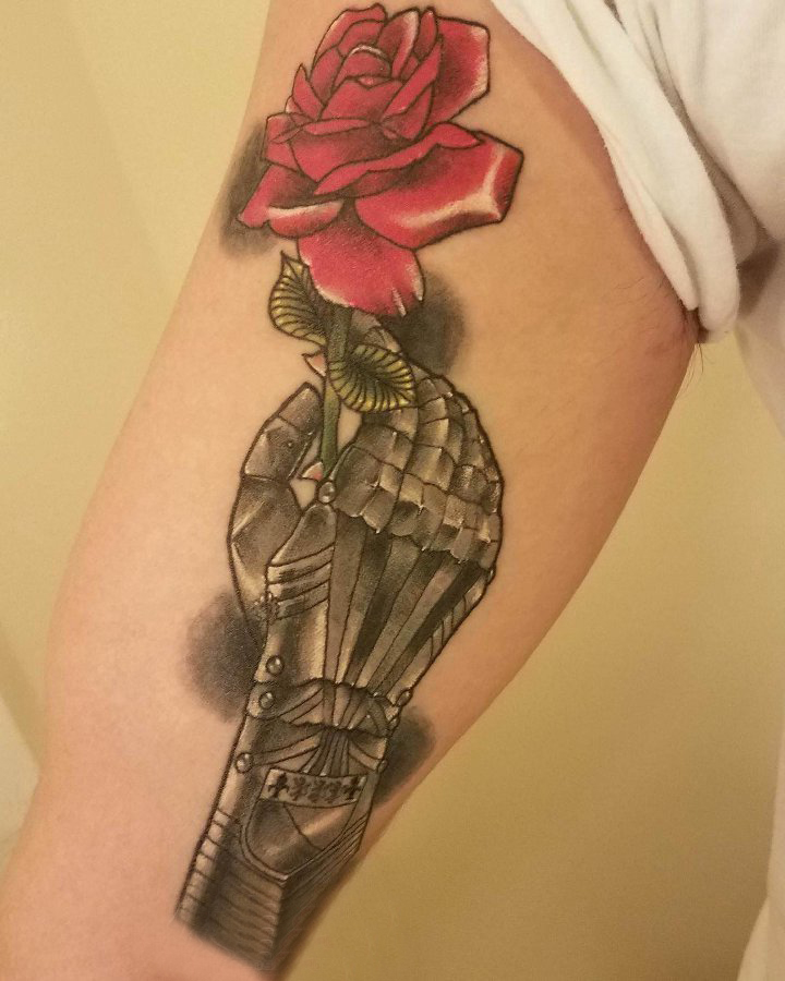 点击大图看下一张：玫瑰纹身图  女生大臂上彩绘的玫瑰纹身图片