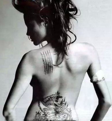 点击大图看下一张：美国纹身明星  安吉丽娜朱莉后背上孟加拉虎和梵文纹身图片