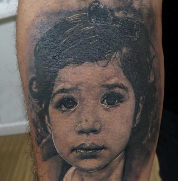 点击大图看下一张：人物肖像纹身  男生手臂上黑灰的肖像纹身图片