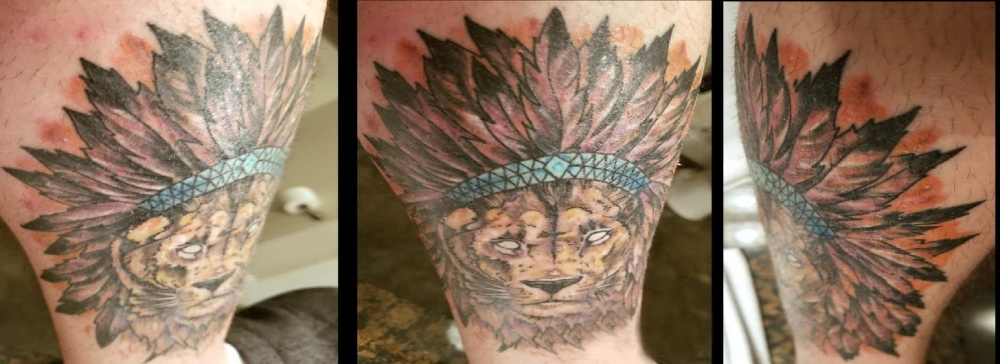 点击大图看下一张：狮子王纹身  男生手臂上羽毛和狮子王纹身图片